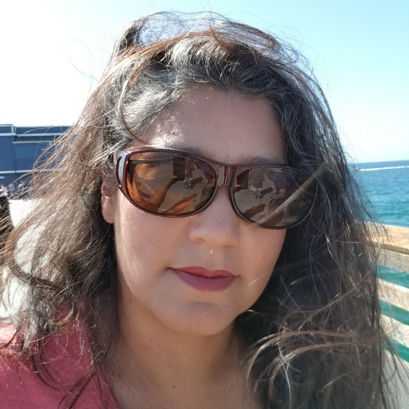 Meet your Posher, Cynthia - Picture 1 of 1